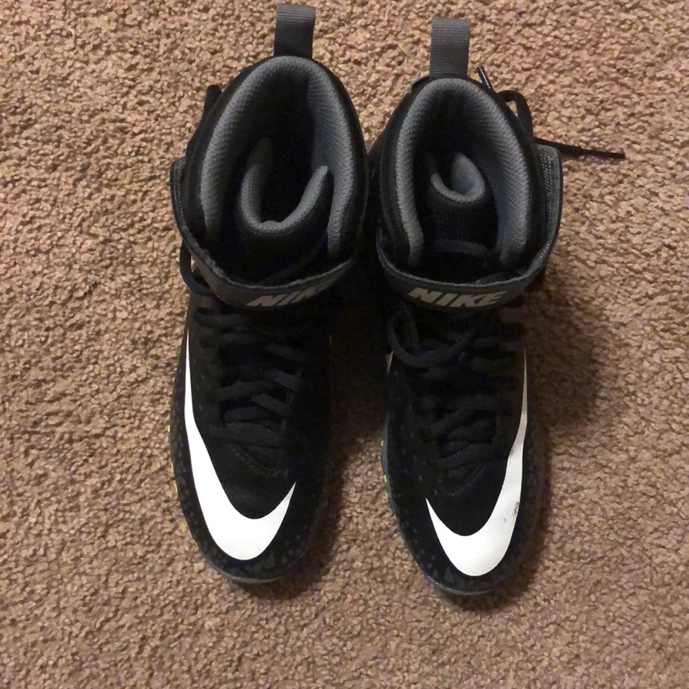 Boys cleats barely worn